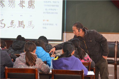 孟建军老师指导学生书法.jpg