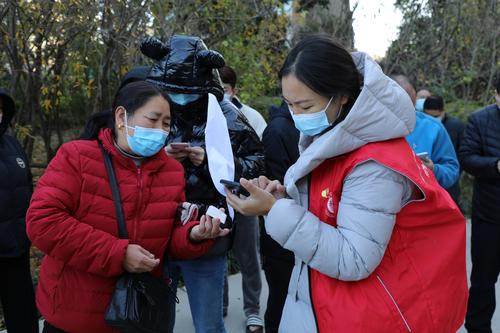 第二支部党员教师贾会青为居民耐心解答问题