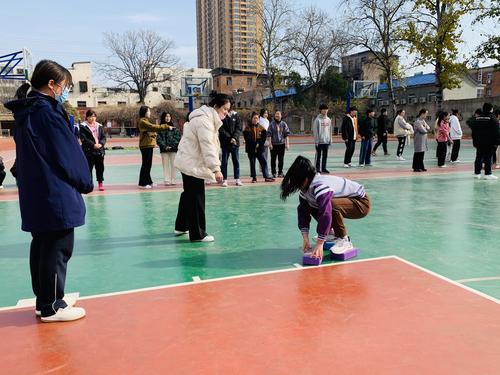 班主任全程陪伴学生搭桥过河