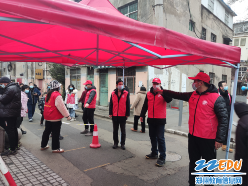 郑州艺术幼儿师范学校党员志愿者前往花园社区参与志愿服务