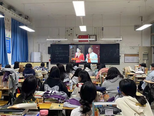 2020级学前5班学生们认真收看直播