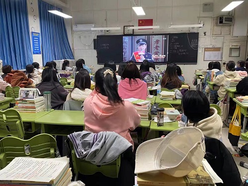 2020级学前6班学生们认真收看直播