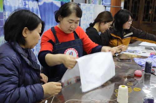 非遗指导教师进行一对一扎染教学