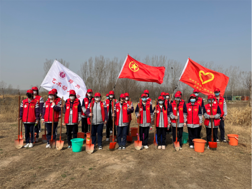 郑州艺术幼儿师范学校学子来到植树现场，整装待发