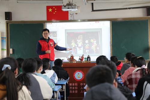 非遗教师崔永锐给学生们介绍面塑的发展历程