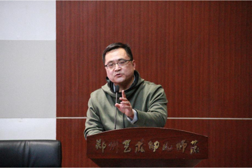 郑州艺术幼儿师范学校学生处主任郑丹上台讲话