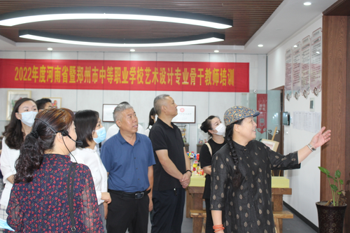 5.市级非遗剪纸传承人杨征老师介绍学校剪纸传习开展情况