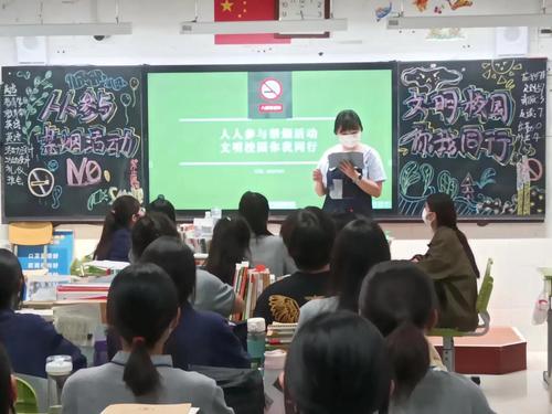 班主任赵靓向学生讲解吸烟的危害