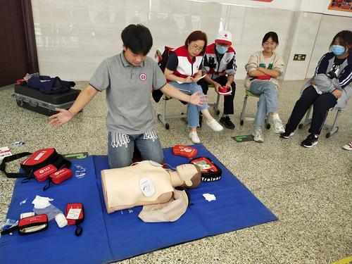 2.学生练习心肺复苏救护技术