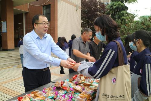 校领导在航海校区为学生发放月饼