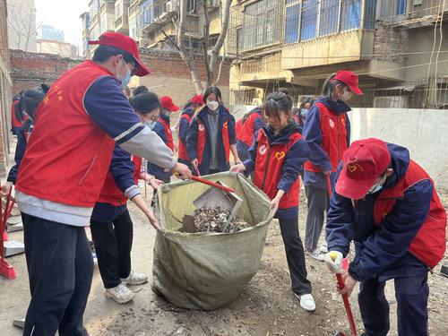 2.“小红帽”志愿者打扫社区卫生，清洁家园