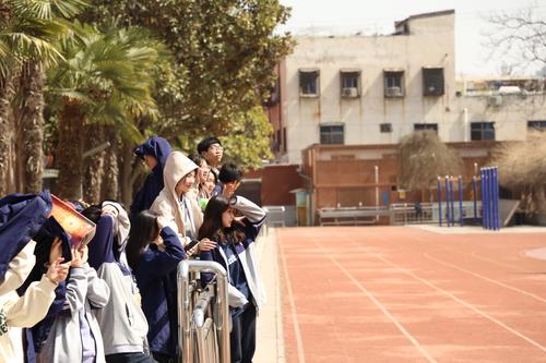 10学生围观比赛，为参赛教师加油