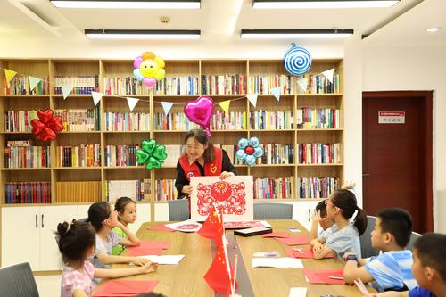 1郑州艺术幼儿师范学校开展剪纸艺术志愿服务活动