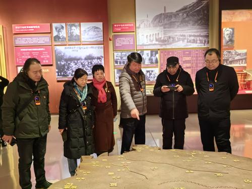 3.党员干部在延安革命纪念馆参观学习