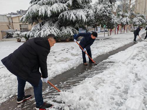 3宋志强携领导班子清理路面积雪