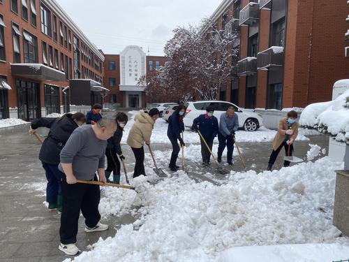 4陇海校区扫雪火热进行中