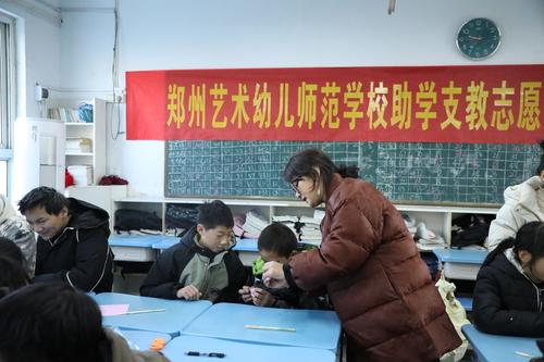 4郑州艺术幼儿师范学校美术教师孙坤琚向学生示范操作细节