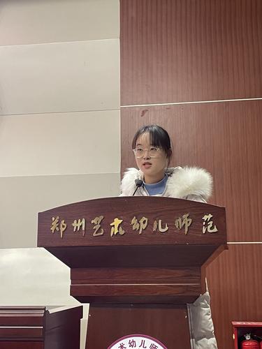 5.青年教师代表李潭玉进行发言