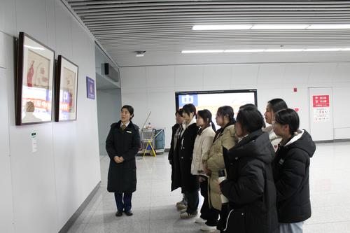 6.地铁5号线工作人员介绍郑州艺术幼儿师范优秀非遗作品受得市民们的关注和喜爱