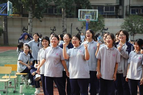 9学生为班级喝彩