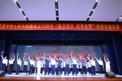 7.全校师生共同唱响《我和我的祖国》