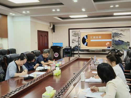 1.专家组认真听取主持人的开题报告