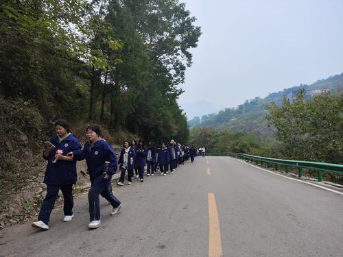 3各班学生有序前往既定位置写生