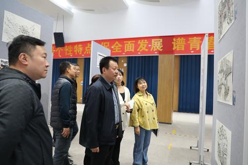 3.学校党委书记周卫红参观画展