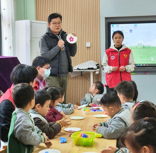 3河南省非遗（面塑）传承人崔勇锐介绍面塑的制作方法