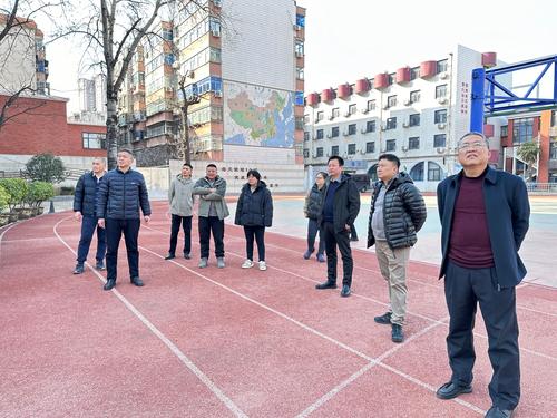 2党委书记周卫红查看学生活动场地安全情况