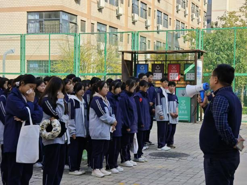 4学生处主任郑丹为学生讲解消防安全知识