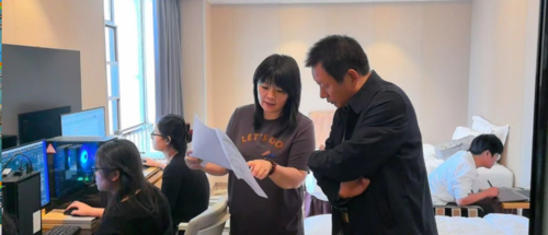 学校党委书记周卫红在比赛现场进行指导