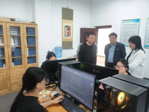 校党委书记周卫红，党委副书记、校长马进伟询问选手们备赛情况