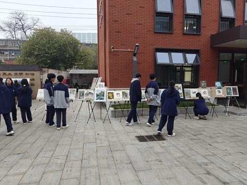 美丽的画作点缀校园文化生活
