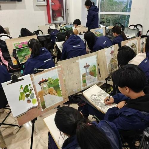 雨中画室，学生完善自己的作品
