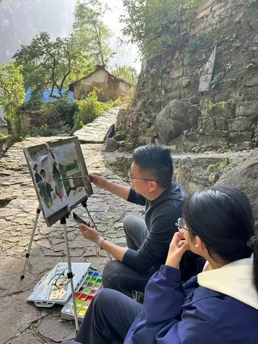 专业老师认真改画