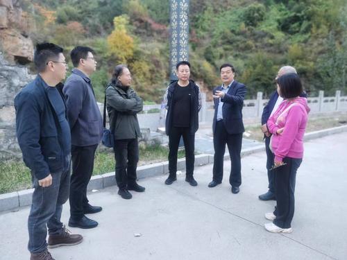 1学校党委书记周卫红，学校副党委书记、校长马进伟莅临指导写生期间工作部署