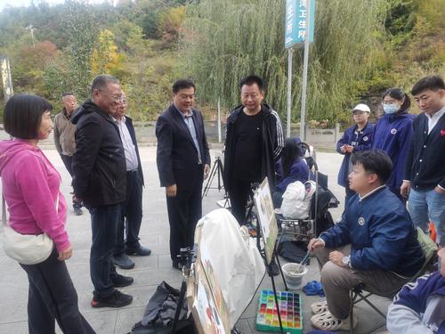 2周卫红向专业老师了解学生写生情况