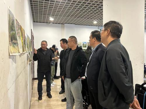 3副校长李留群介绍学生画作