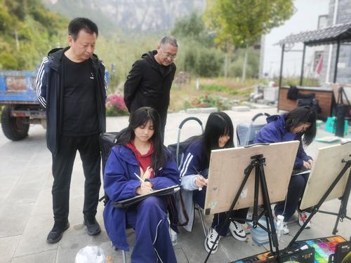 4周卫红、李留群欣赏学生画作