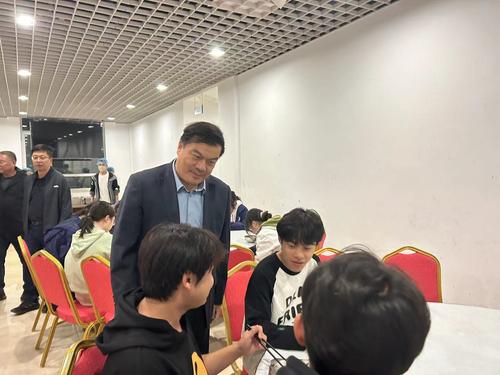 6马进伟了解学生用餐情况