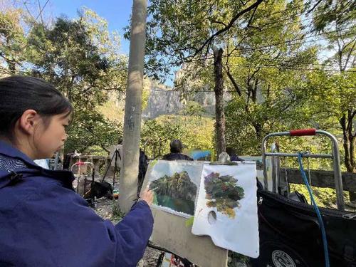 10学生认真绘画
