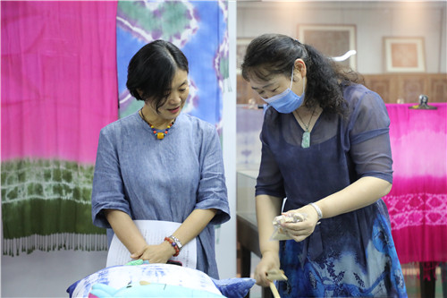 15冯春霞老师向与会领导介绍扎染工艺