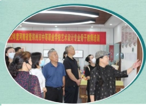 市级非遗剪纸传承人杨征老师介绍学校剪纸传习开展情况