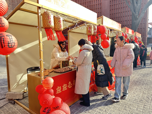 10.在皮艺摊位前驻足参观