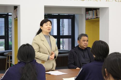 3.实训处主任朱冬梅进行合唱引领