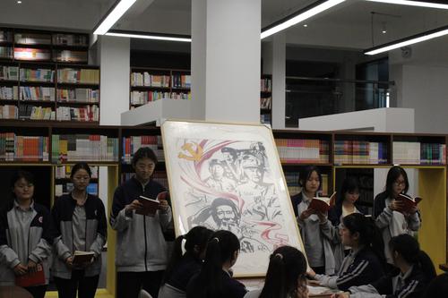 3 展示非遗木版年画作品并结合书籍分享