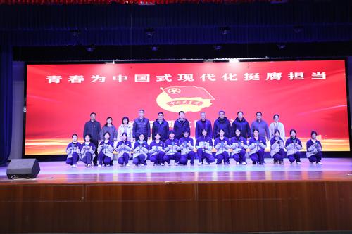 6-学校领导为新团员颁发团员证
