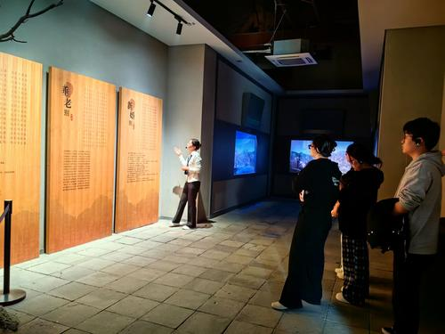 7参赛团队参观杜甫故里，为作品提供传统文化灵感