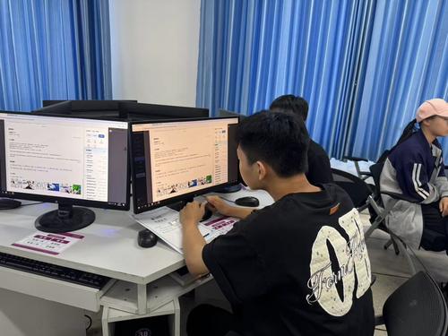 2学生认真聆听简历制作要点